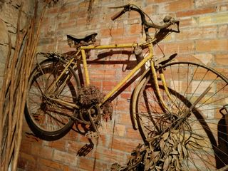 Bicicleta antigua amarilla