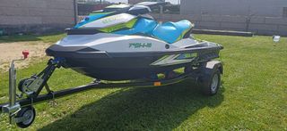  MOTO DE AGUA CON REMOLQUE