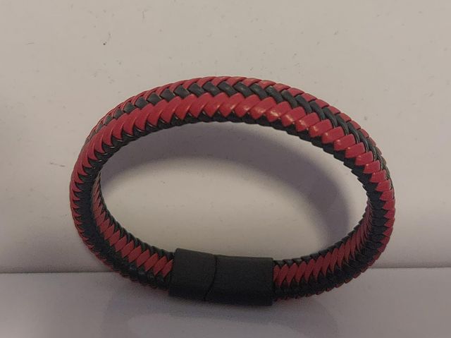 Pulsera Artesanal de Cuero Sintético.