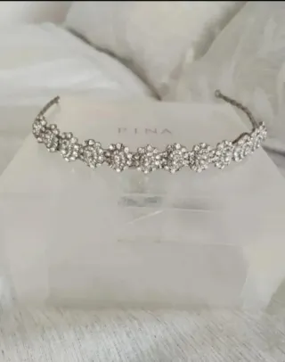 Vestido de novia, velo y tiara