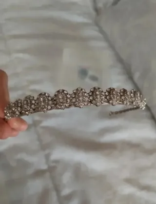 Vestido de novia, velo y tiara