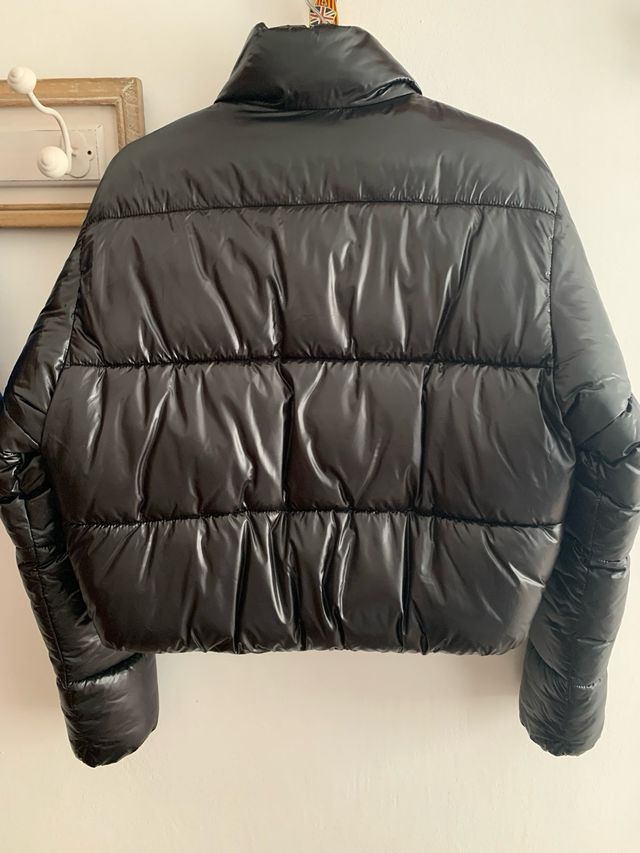 Chaqueta negra acolchada