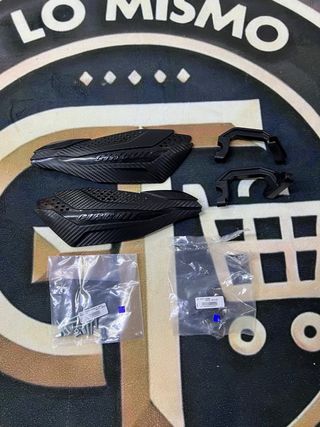 Paramanos universales estilo carbono para scooter