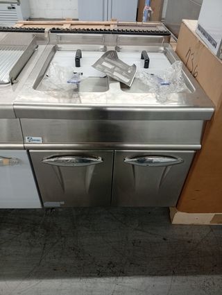 Freidora a gas con mueble de 28+28lts.