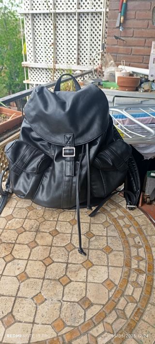 Mochila negra - Acabado en piel