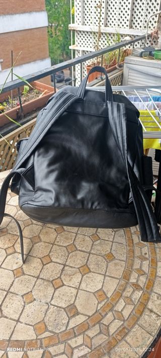 Mochila negra - Acabado en piel