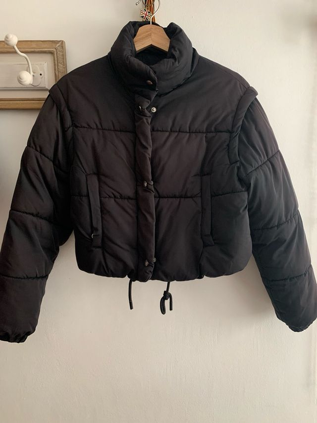 Chaqueta acolchada negra corta
