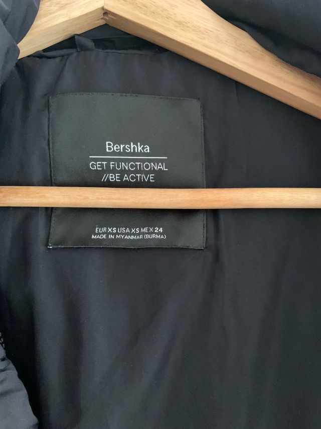 Chaqueta acolchada negra corta