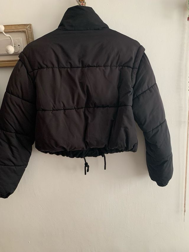Chaqueta acolchada negra corta