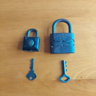 2 Candados antiguos de hierro