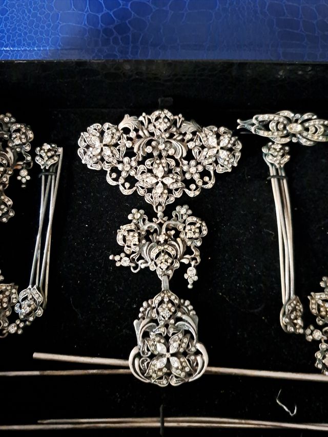 Aderezo de valenciana en plata vieja para adulta