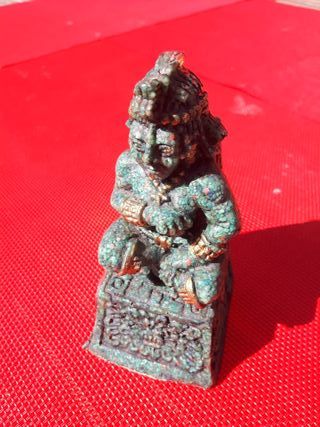 Figura azteca vintage guerrero sentado