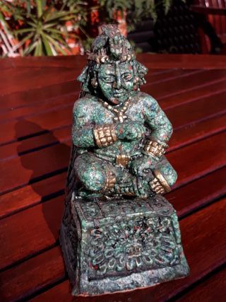 Figura azteca vintage guerrero sentado