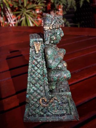 Figura azteca vintage guerrero sentado