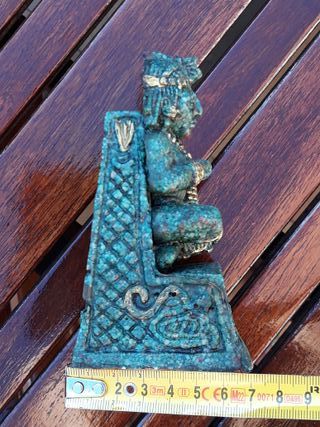 Figura azteca vintage guerrero sentado