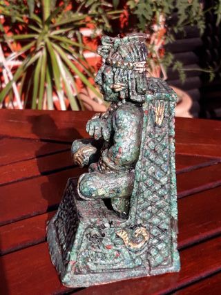 Figura azteca vintage guerrero sentado