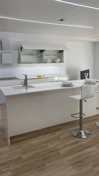 Cocina nueva lacada- Renovación Showroom