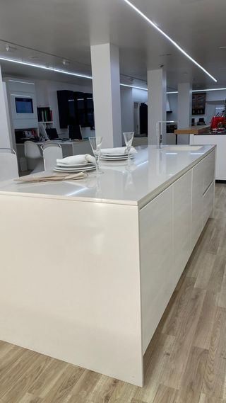 Cocina nueva lacada- Renovación Showroom