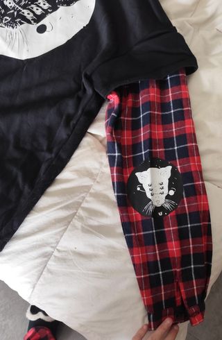 Sudadera negra con capucha roja