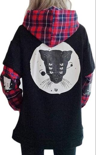 Sudadera negra con capucha roja