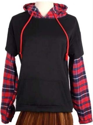 Sudadera negra con capucha roja