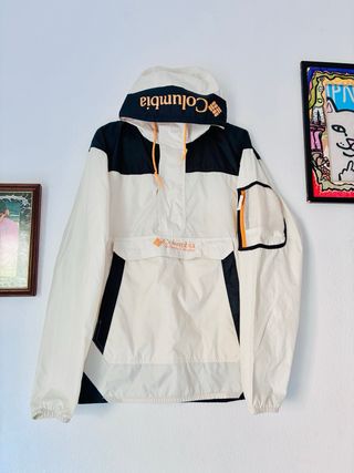 Chaqueta Columbia negra y blanca