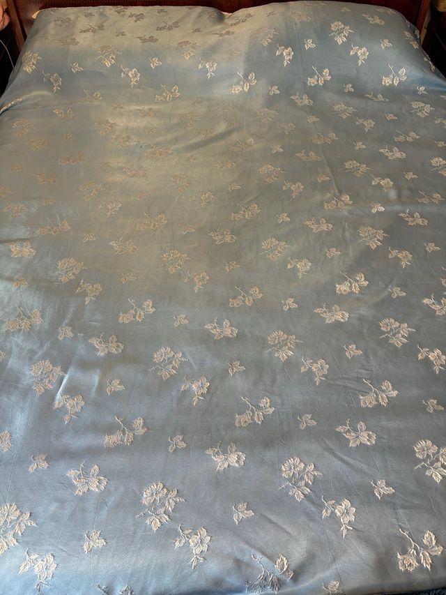 Copriletto Azzurro in Raso - Ricamo Fiori