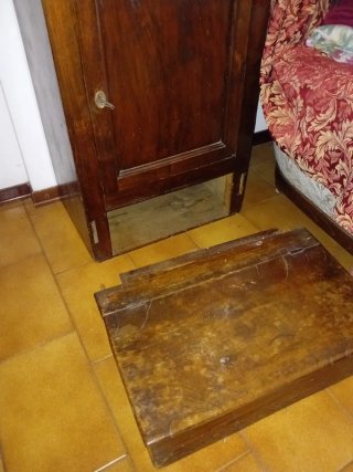 Inginocchiatoio antico in legno di noce