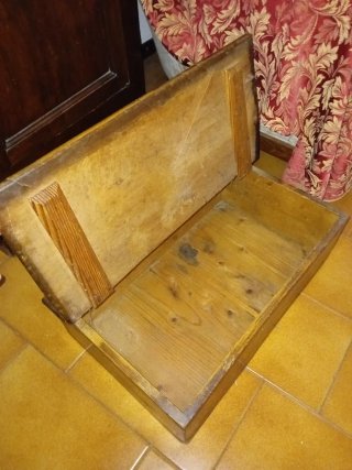 Inginocchiatoio antico in legno di noce