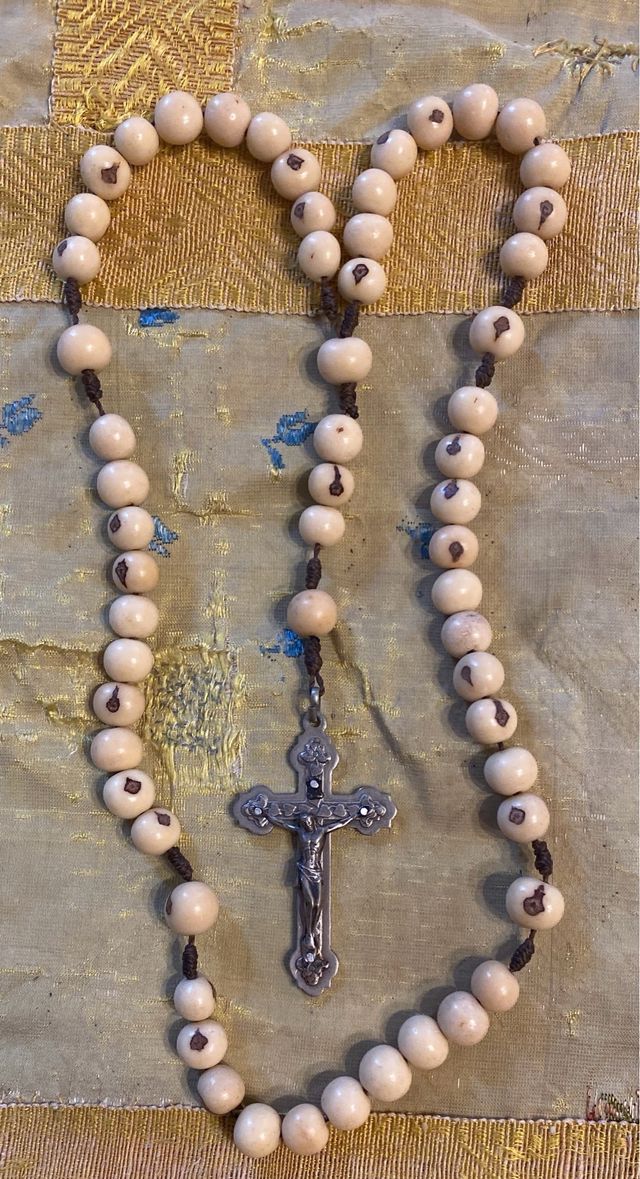 Rosario antico in legno chiaro