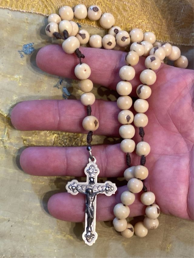 Rosario antico in legno chiaro