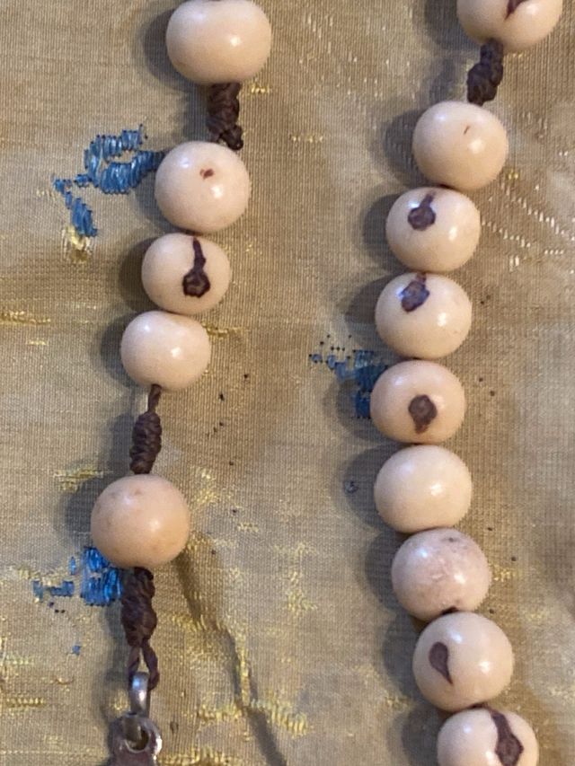 Rosario antico in legno chiaro