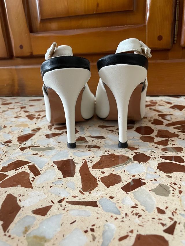 Zapatos de tacón blanco y negro talla 38.