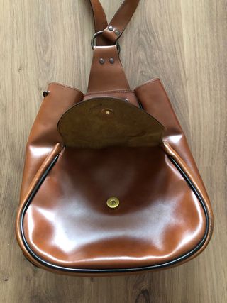 Bolso de cuero color marrón de la marca Vardis