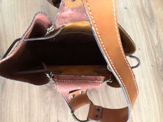 Bolso de cuero color marrón de la marca Vardis