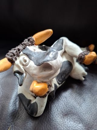 Figura cerámica popular. Pintada a mano