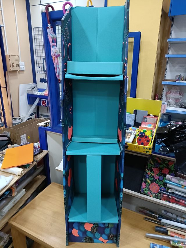 Espositore in cartone per libri Edelvives