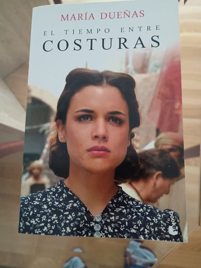 Libro El tiempo entre costuras