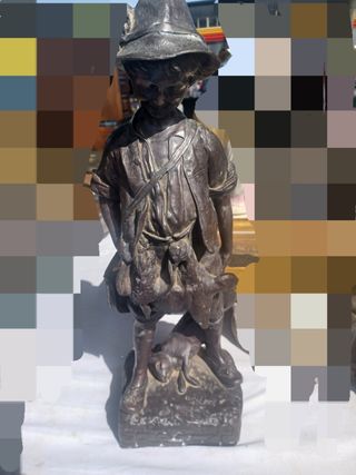 Figura de bronce niño cazador