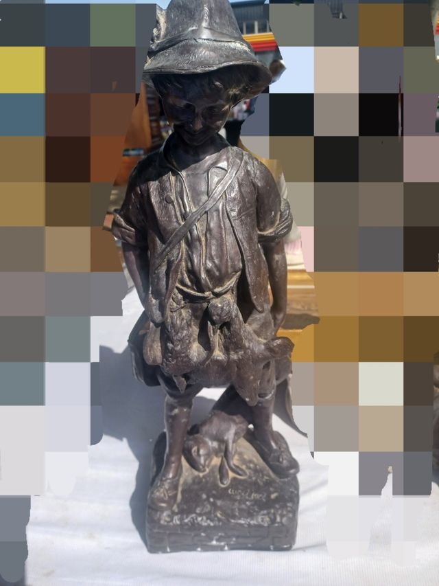 Figura de bronce niño cazador
