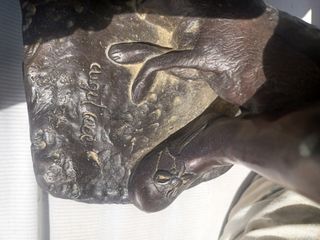 Figura de bronce niño cazador