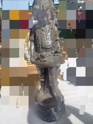 Figura de bronce niño con perritos