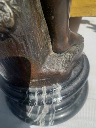 Figura de bronce niño con perritos