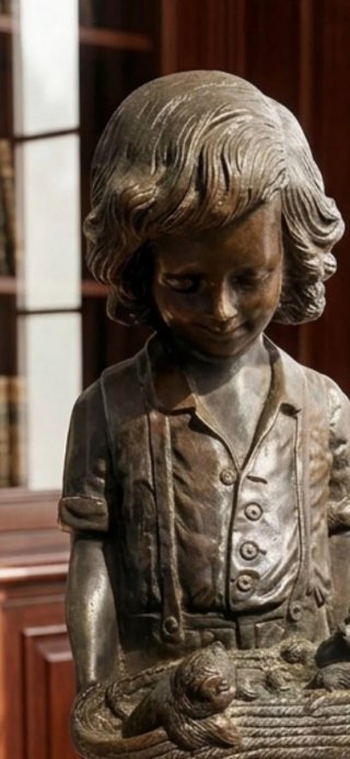 Figura de bronce niño con perritos