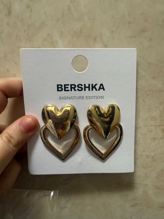 Pendientes Bershka corazón dorados