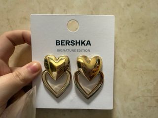 Pendientes Bershka corazón dorados