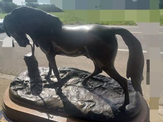 Figura de bronce representando un caball