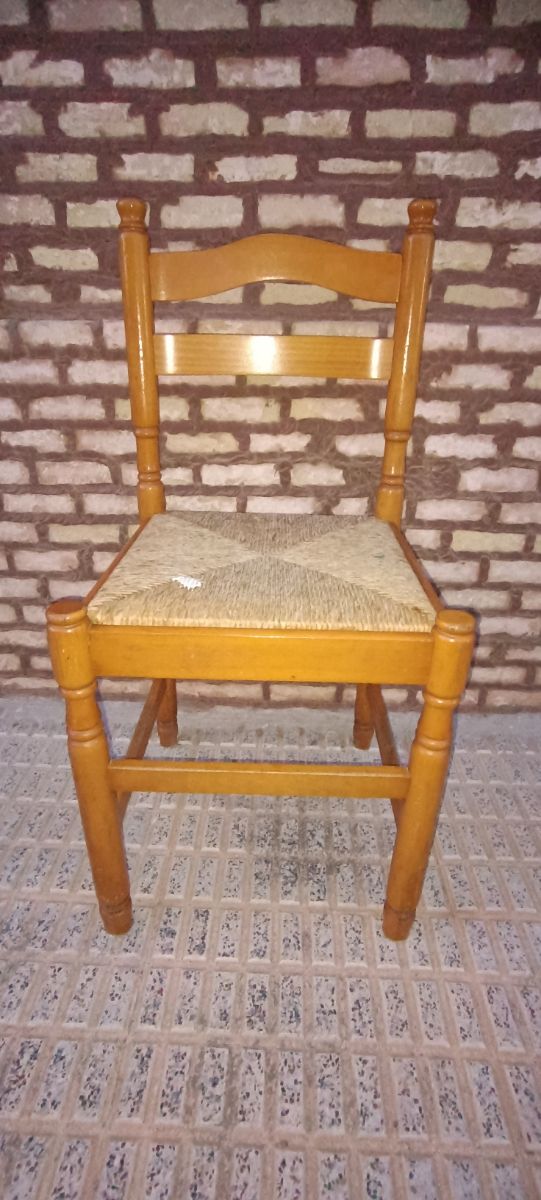 UN SILLA FUERTE DE MADERA .
