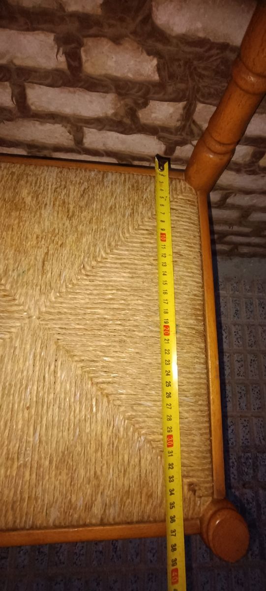 UN SILLA FUERTE DE MADERA .