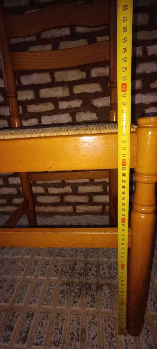 UN SILLA FUERTE DE MADERA .